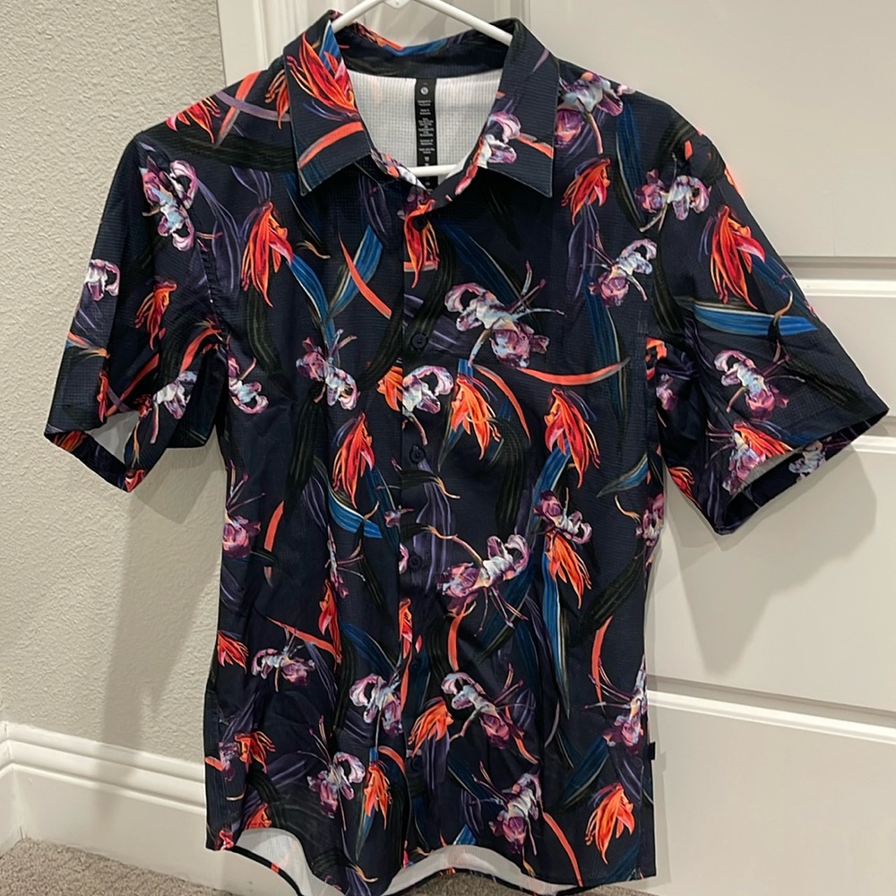 Lululemon men’s casual shirt in size medium